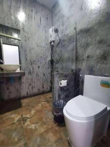 un baño con inodoro y lavabo en Laila Places at Lanta, en Phra Ae beach 24 fotos más
