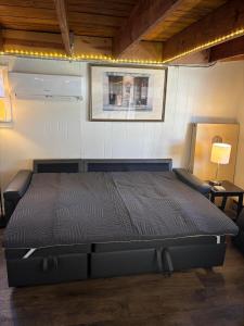 ein großes Bett in einem Zimmer mit in der Unterkunft Galloway Cottage- Bikes & Firepit in Springfield