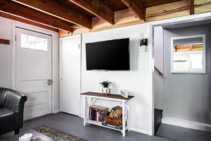ein Wohnzimmer mit einem Flachbildfernseher an der Wand in der Unterkunft Galloway Cottage- Bikes & Firepit in Springfield