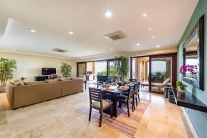 een eetkamer en woonkamer met een tafel en stoelen bij Beachfront, Sunset, & Ocean Views With Gas Grill in Tamarindo