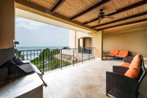 een balkon met uitzicht op de oceaan bij Beachfront, Sunset, & Ocean Views With Gas Grill in Tamarindo