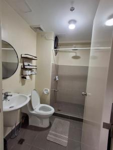 Ванная комната в Elaris Suite Tagaytay 1Br WI-FI,PS4,Netflix&Kitchen +22 фотографии