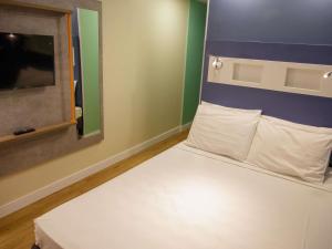 マセイオにあるibis budget Maceió Pajuçaraのベッドと窓のある寝室