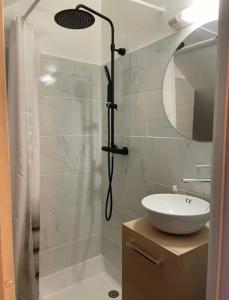 Koupelna v ubytování HYPER CENTRE - STUDIO n2 - 2min PLACE KLEBER