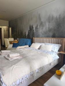 ウストロンにあるApartament Ustroń 20の壁に絵が飾られた大きなベッドのある寝室 +28枚の写真