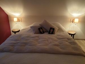 Postel nebo postele na pokoji v ubytování La Petite Loge des Vignes Private Jacuzzi + 32 fotografií