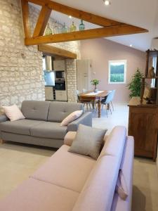 Posezení v ubytování La Petite Loge des Vignes Private Jacuzzi