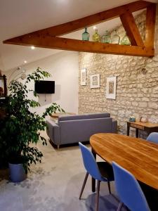 TV a/nebo společenská místnost v ubytování La Petite Loge des Vignes Private Jacuzzi