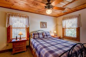 Una cama o camas en una habitación de Fox's Lair