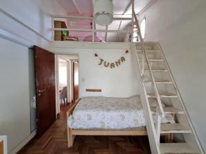 ArgentinaにあるDepto para 4 en Barrio Chauvínのベッドルーム1室(二段ベッド1組、はしご付)