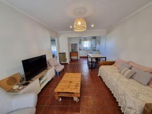 ArgentinaにあるDepto para 4 en Barrio Chauvínのソファとテーブルのあるリビングルーム