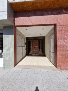 ArgentinaにあるDepto para 4 en Barrio Chauvínのレンガの壁のある建物への出入り口
