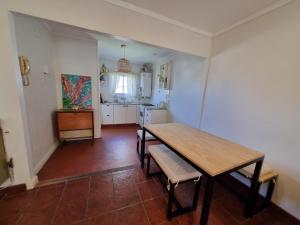 ArgentinaにあるDepto para 4 en Barrio Chauvínのテーブルとキッチンのあるダイニングルーム +8枚の写真