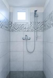 Un baño con ducha con puerta de cristal. en Villetta Althea, en Capilungo 20 fotos más