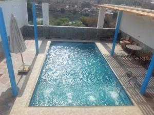 einen Pool auf dem Balkon eines Gebäudes in der Unterkunft Ashria gest house in Jazīrat Salūjah + 1 Foto