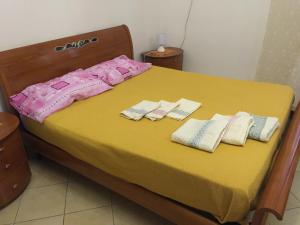 A bed or beds in a room at Sacca House
