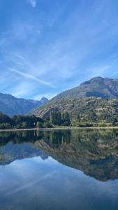 une vue d'un lac avec des montagnes en arrière-plan dans l'établissement Departamento, à Futaleufú