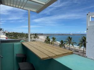 花蓮市にあるBlue Ocean 微藍海岸 海景電梯旅宿 - 近東大門夜市のビーチの景色を望むバルコニー(テーブル付)