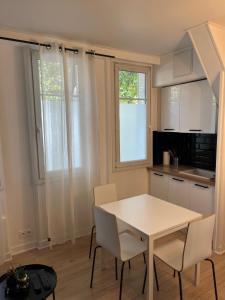 a kitchen and dining room with a table and chairs at Beautiful flat in Issy les Moulineaux - Close to Paris in Issy-les-Moulineaux