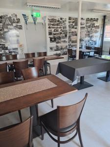 un comedor con mesas, sillas y cuadros en la pared en Camp Hamina, en Hamina