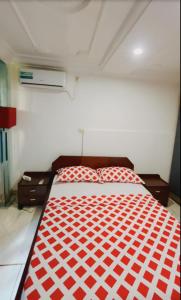 Ένα ή περισσότερα κρεβάτια σε δωμάτιο στο Studio palais de congrès Eulalie 1