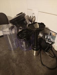 een aanrecht met een blender en andere keukenartikelen bij B&Bestrada in Vaggeryd