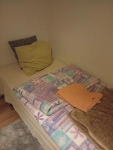 een bed met een quilt en een kussen erop bij B&Bestrada in Vaggeryd