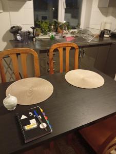 een keuken met een tafel met 2 stoelen en een aanrecht bij B&Bestrada in Vaggeryd +10 foto's