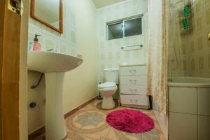 une salle de bain avec un lavabo et des toilettes dans l'établissement Luna Atacama, à San Pedro de Atacama 15 autres photos