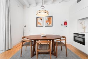 una sala da pranzo con tavolo e sedie in legno di GuestReady - D. Hugo Boutique Hotel B&B a Porto