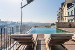 balcone con 2 sedie e piscina di GuestReady - D. Hugo Boutique Hotel B&B a Porto Altre 99 foto
