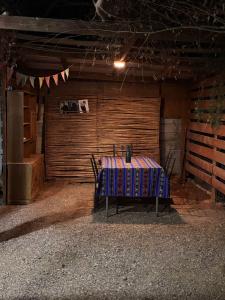 een tafel met een deken erop in een kamer bij Luna Atacama in San Pedro de Atacama