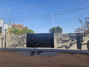 una valla con una puerta al costado de una calle en Suite privativo cafe hidro, en São José do Rio Preto