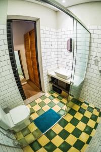 ブルマジーニョにあるLoft com vista para montanha e lagoa 2 - Inhotimの洗面台、トイレ、鏡のあるバスルーム