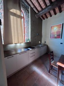 Una cocina o kitchenette en Villa Poggio Bernone