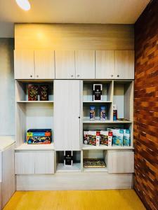 Кухня или мини-кухня в Elaris Suite Tagaytay 1Br WI-FI,PS4,Netflix&Kitchen
