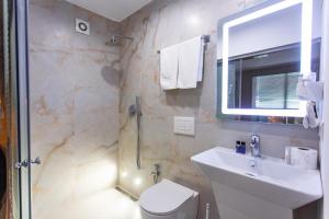 Φωτογραφία από το άλμπουμ του Deluxe Suite at The Bubbles Jacuzzi Rooms στα Τίρανα +1 φωτογραφίες