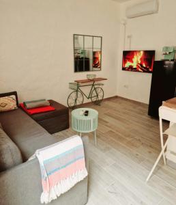 ein Wohnzimmer mit Sofa und Tisch in der Unterkunft La Herbolera Vv Apartamento in Teror + 38 Fotos