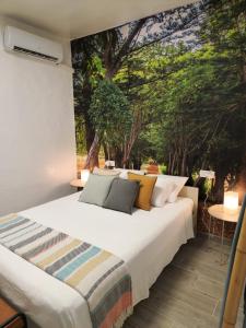 Bett in einem Zimmer mit Wandgemälde in der Unterkunft La Herbolera Vv Apartamento in Teror