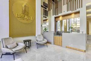 Un vestíbulo con dos sillas y un mostrador en un edificio. en Comfy Apt, Rooftop Lounge, Pool, en Ensanche Quisqueya 21 fotos más