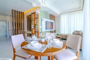 TV a/nebo společenská místnost v ubytování Luxury Upscale Centric Condo,