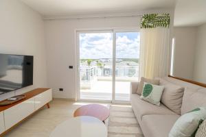 TV a/nebo společenská místnost v ubytování Tropical 2BR Getaway in Dominicus Bayahibe