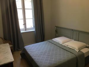 - une petite chambre avec un lit et une fenêtre dans l'établissement Château de Jouques, à Gémenos 16 autres photos