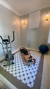 une salle de sport avec un tapis de course et un vélo d'appartement dans l'établissement Château de Jouques, à Gémenos