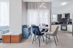 a kitchen and dining room with a table and chairs at Comfy 1BR Apt, Centric Full AC in La Julia