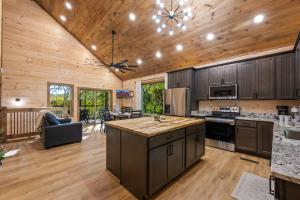 eine große Küche mit Holzwänden und einer Decke in der Unterkunft Rustic RidgeView Hot Tub Grill Foosball More in Cove Creek Cascades