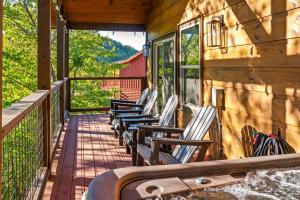 eine Sitzreihe auf einer Veranda in der Unterkunft Rustic RidgeView Hot Tub Grill Foosball More in Cove Creek Cascades