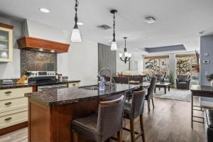 uma cozinha e sala de estar com mesa e cadeiras em Mountain Escape 2BR Hot tub and Pool Near Banff em Canmore