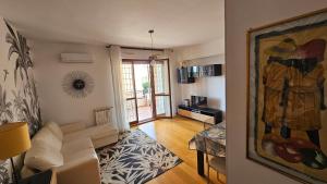 TV a/nebo společenská místnost v ubytování Serenity Home Fonte Laurentina + 23 fotografií