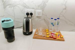 Příslušenství pro přípravu čaje a kávy v ubytování 3 BR Soul Beach Mamsha Sadiyaat